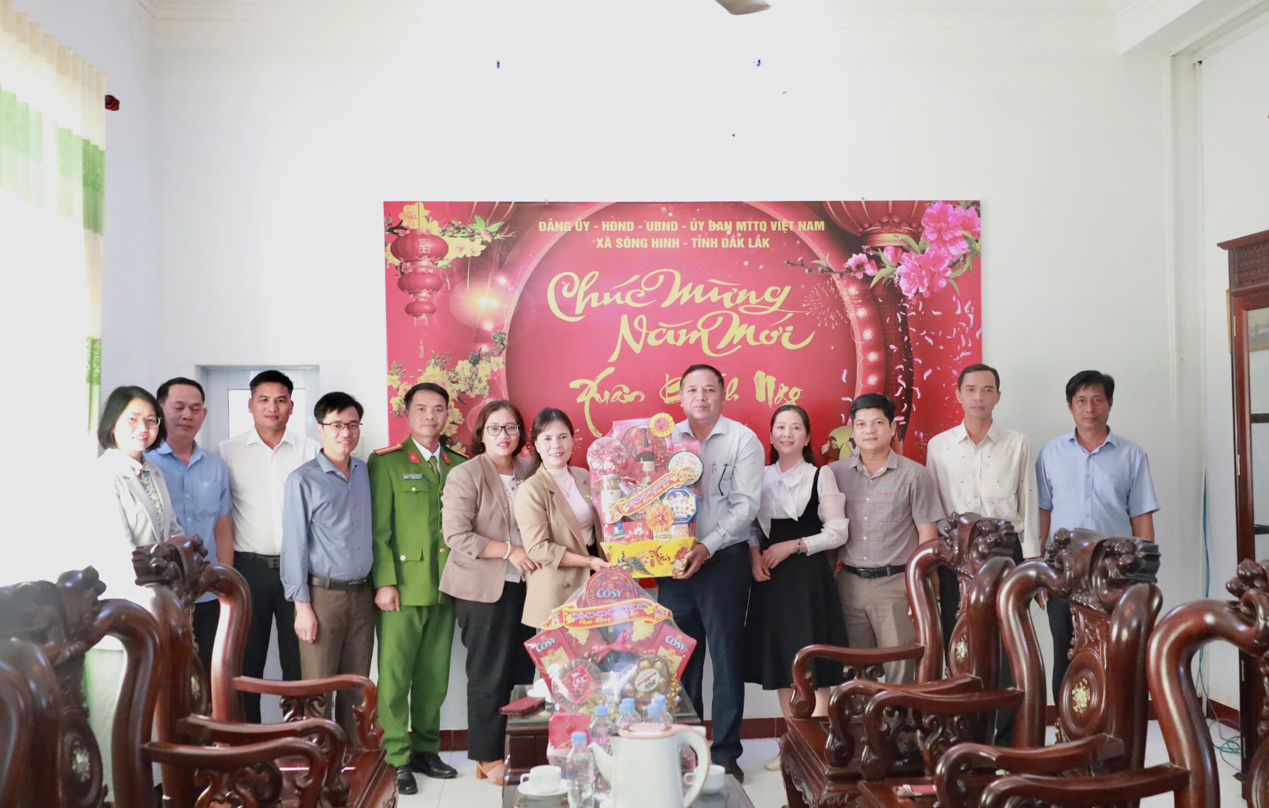 Xã Tam Giang, tỉnh Đắk Lắk thăm, chúc tết và tặng quà đơn vị kết nghĩa xã Sông Hinh